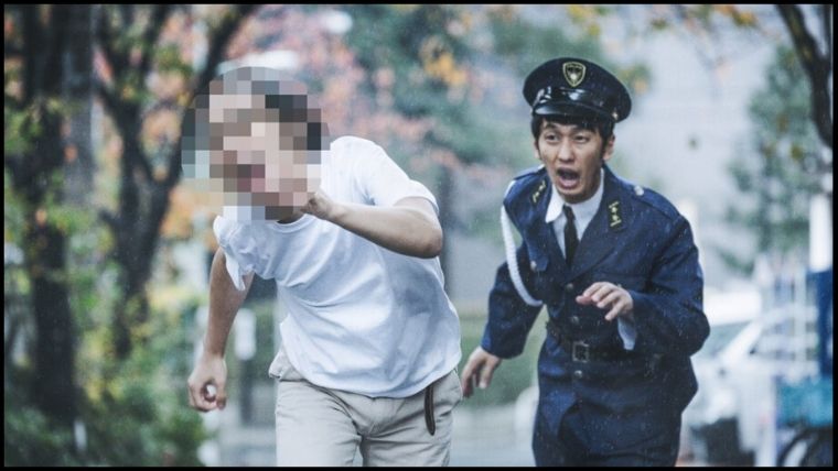 警察官に追われる男性