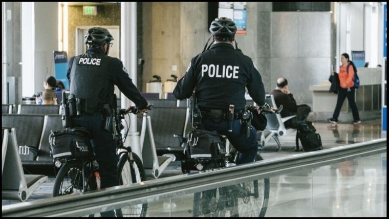 自転車警備する警察官